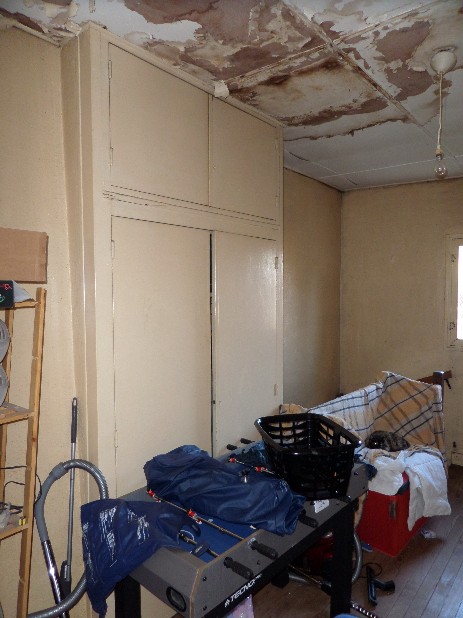 Plafond suspendu mouillé suite à dégât des eaux